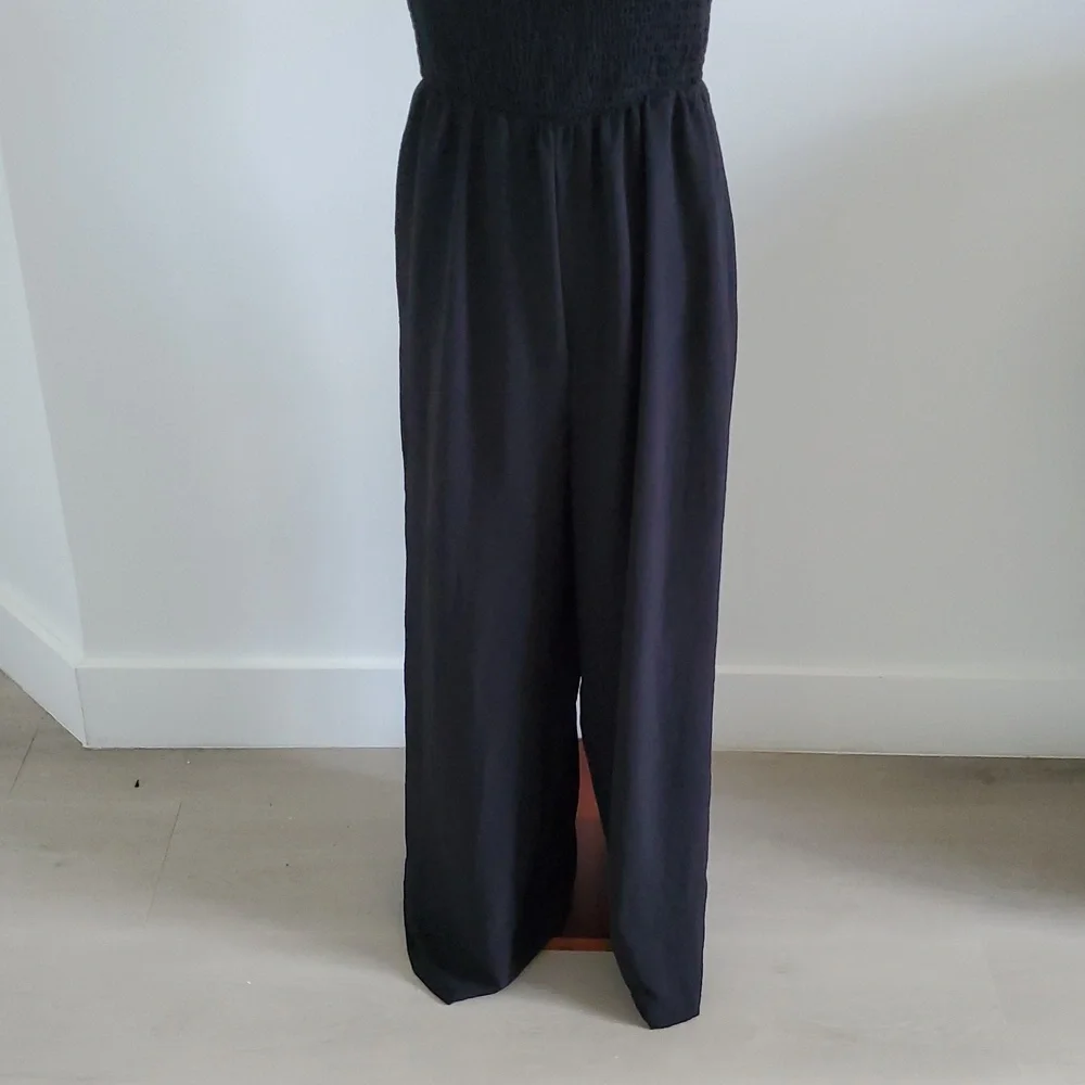 Dokotoo  women’s Black Wide Leg Jumpsuit w/ smocked back Size L great condition_2
